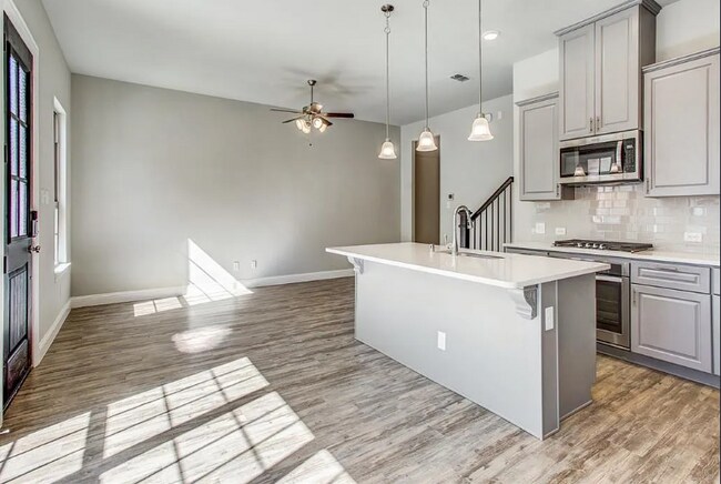 Building Photo - 2208 Zenith Ave