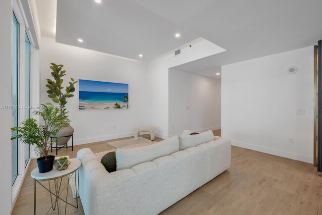 Building Photo - 950 Brickell Bay Dr