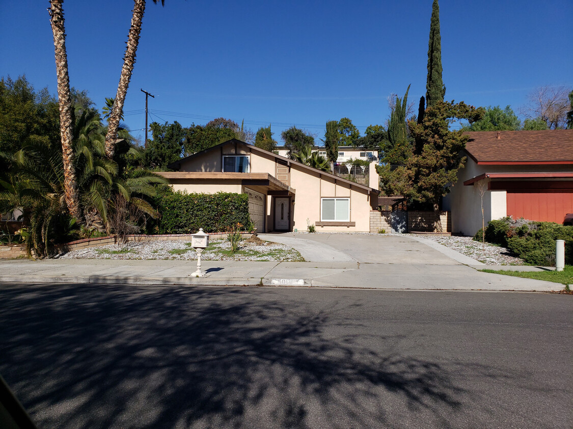 Foto principal - 4 Bedroom 3 Bathroom Home in Canyon Crest!!