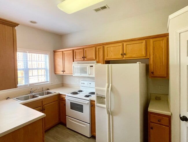 Building Photo - Spacious Townhome with Private Patio | Win...