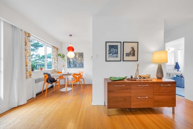 Building Photo - 1925 Nelson St.