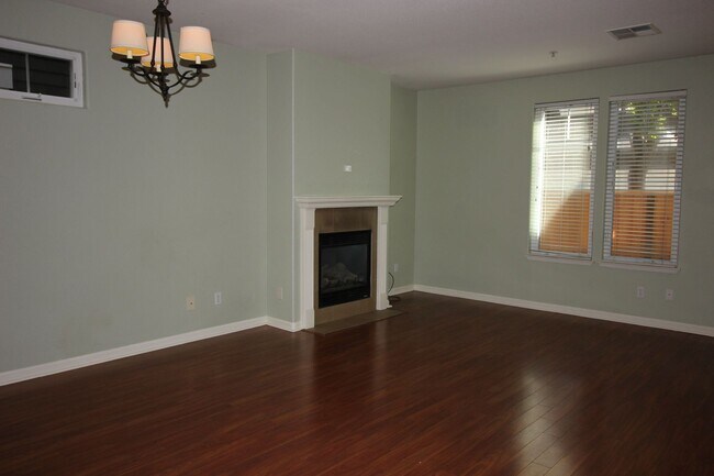Foto del edificio - 3 Bedroom Townhome for Rent