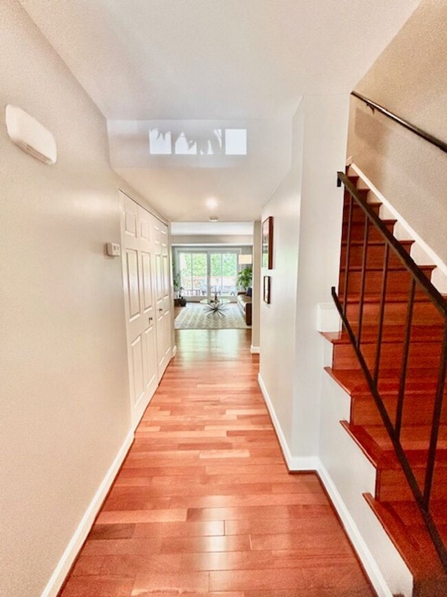 Foto del edificio - Welcome to this Lovely Home in Reston, VA!