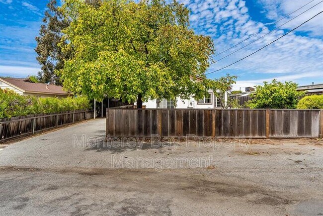 Building Photo - 1023 Harcourt Ave