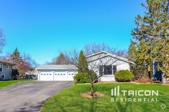 Building Photo - 3639 Quaker Ln N
