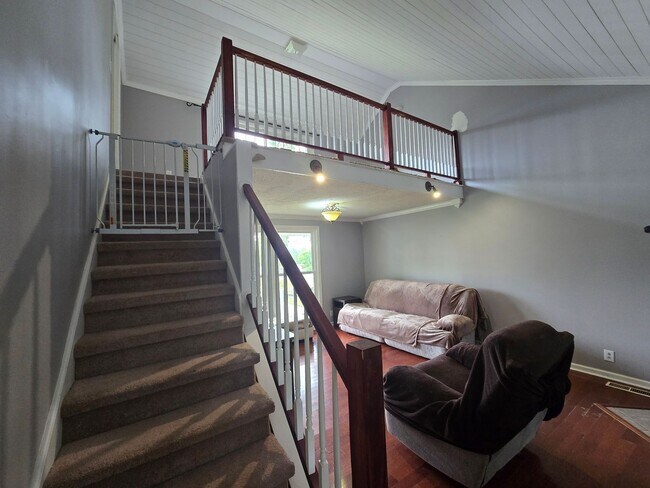 Building Photo - Country Charm Meets City Convenience – You...