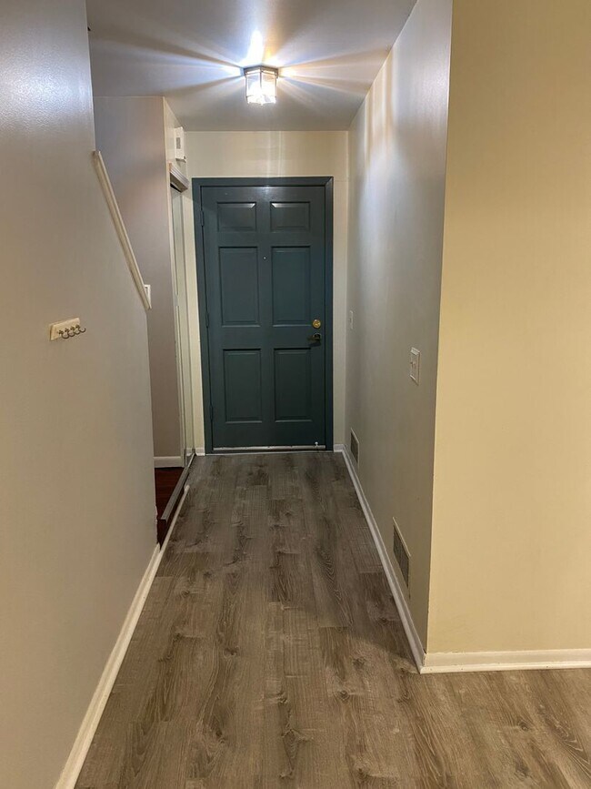 Foto del edificio - 3 Bedroom 2 Bath Close to the U of M Available September 2026