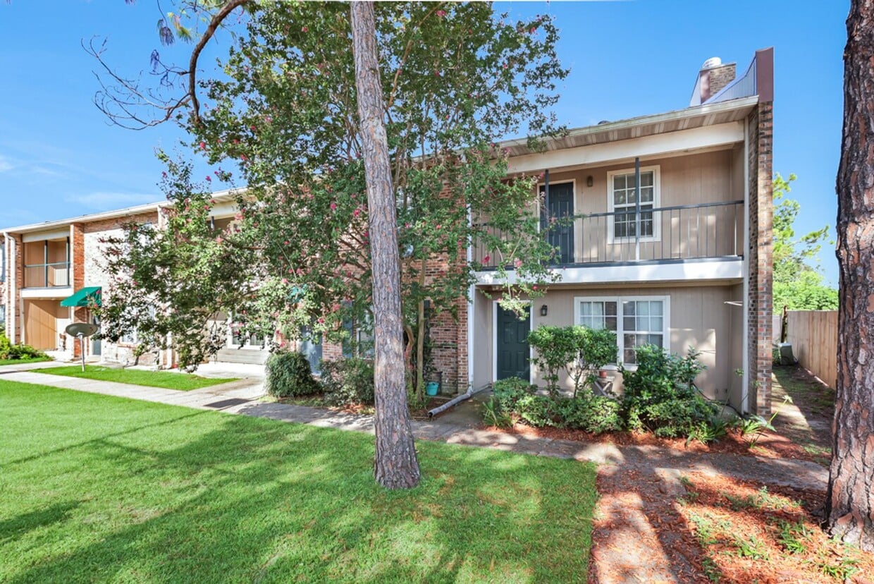 Primary Photo - 2 Bedroom Townhouse off Coursey Blvd. - Co...