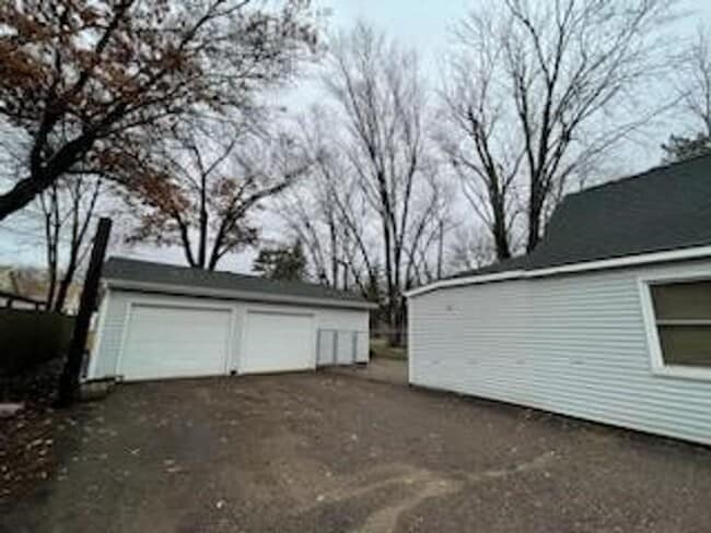 Building Photo - 3232 Midway St