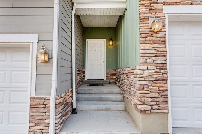 Building Photo - 4299 Cresthaven Ln