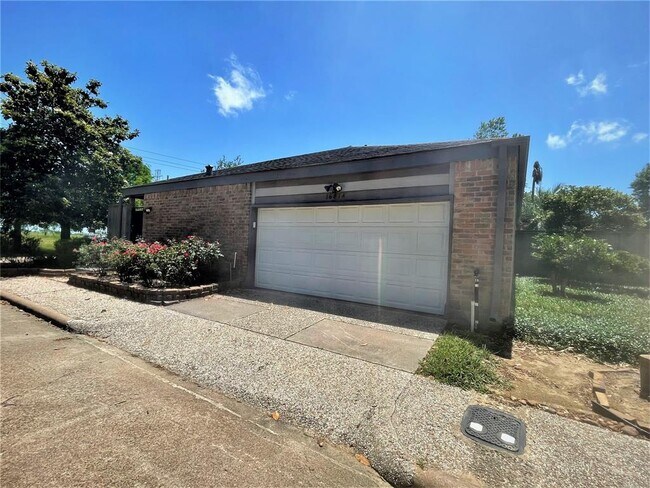 Foto del edificio - 16814 Pinemoor Way