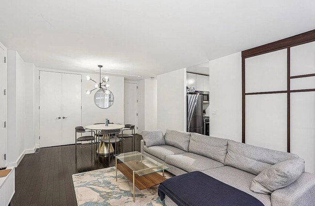 Foto del edificio - 161 W 61st St