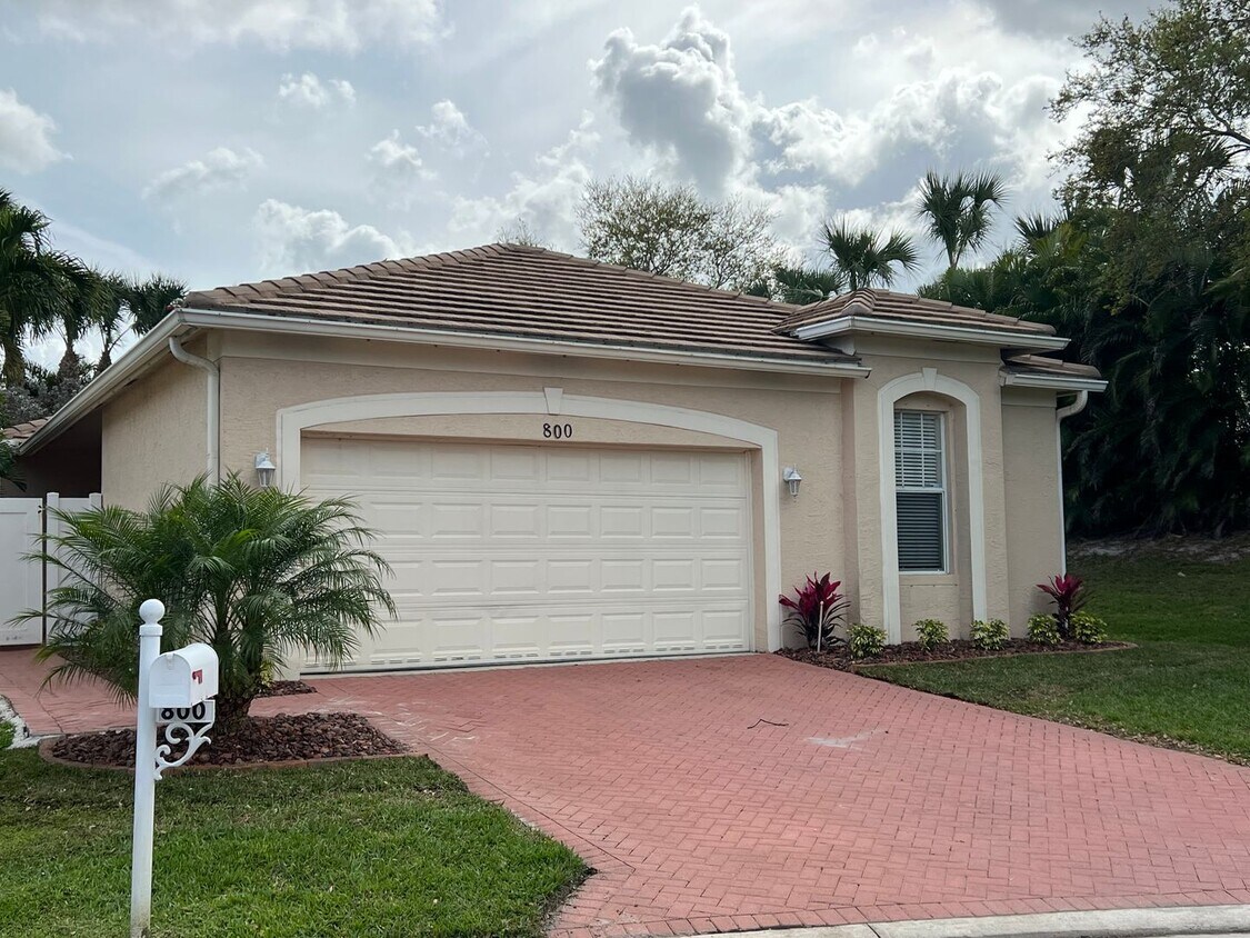 * Coming Soon* 2 Bedroom with Den, 2 Bath in Lake Forest in Saint Lucie west - * Coming Soon* 2 Bedroom with Den, 2 Bath in Lake Forest in Saint Lucie west