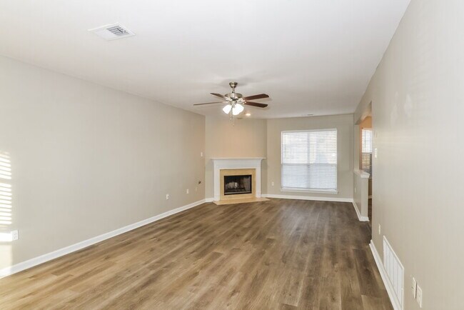 Foto del edificio - 7150 Hunter's Forest Dr