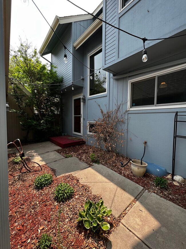 Foto del edificio - Bright, 2 Bed 2 Bath End-Unit Townhome in ...