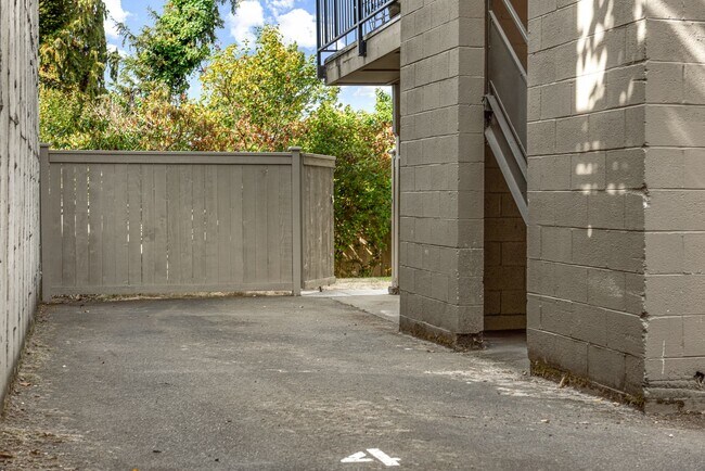 Building Photo - Waytcliff Apartments - Experience Capitol ...