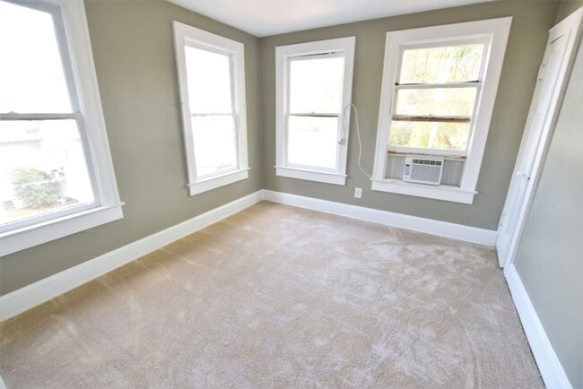 Foto del edificio - Bright Top-Floor 1 Bedroom in the Heart of...