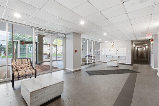 Foto del edificio - 9001 Golf Rd