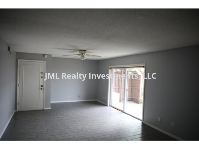 1 Bedroom/1Bath Condo with small fenced ya... photo'