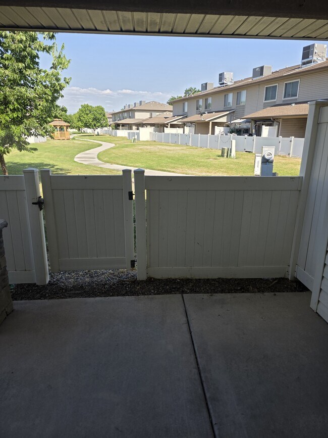 Foto del edificio - 2453 Theresea Ln