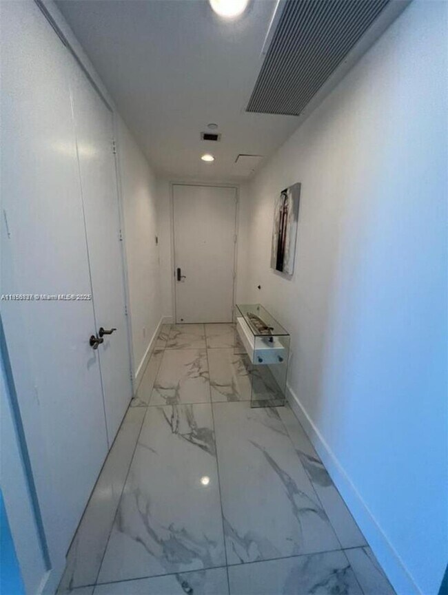 Foto del edificio - 15811 Collins Ave