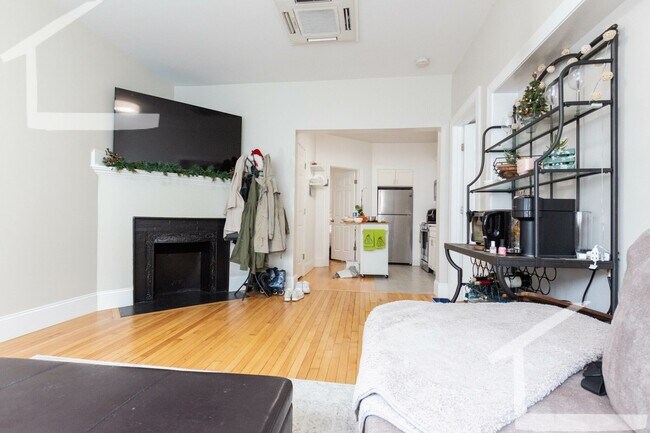 Building Photo - Renovated 2-Bed in Allston | Modern Finish...
