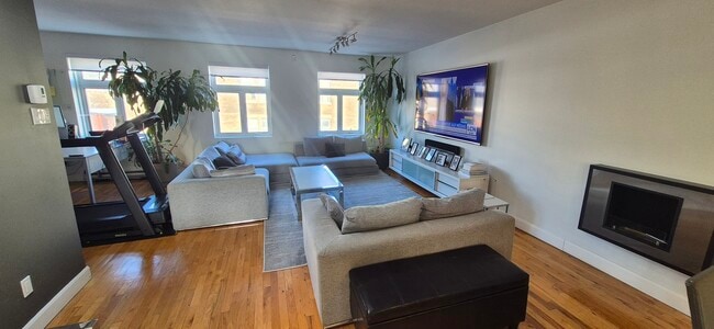 Building Photo - 2474 Rue Notre-Dame