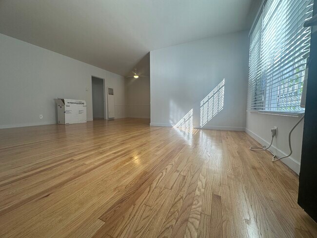 Foto del edificio - 8363 Blackburn Ave