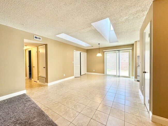 Foto del edificio - Holden Village Townhome Available - Newly Renovated