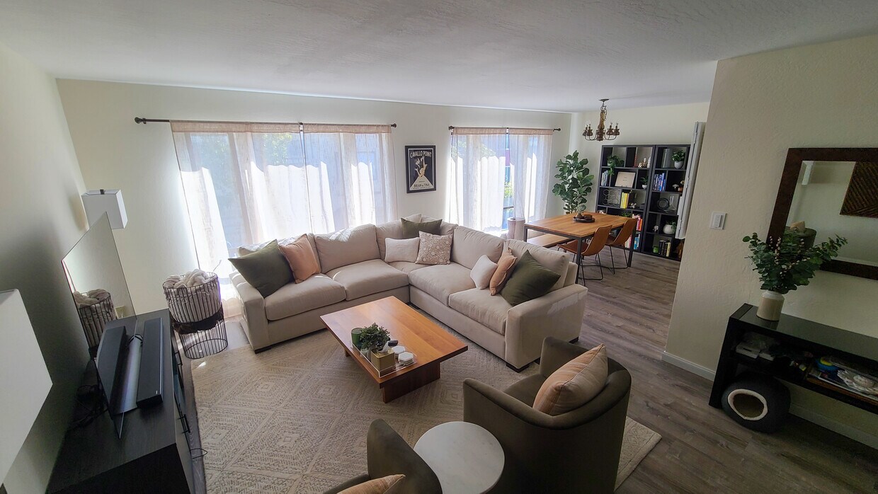 Living room and dinning room - 313 Dorado Ter