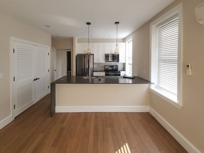 224-228 W 9th 6696 Landlord - 224-228 W 9th 6696 Landlord Apartment