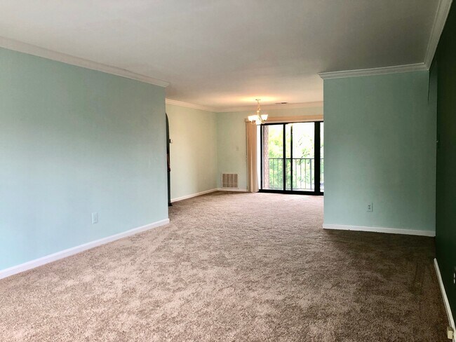 Foto del edificio - Updated 2Bed/2Bath Top-Floor Towson Condo ...