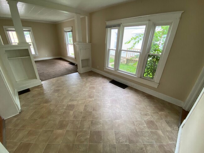 Building Photo - 115 S Cedar St