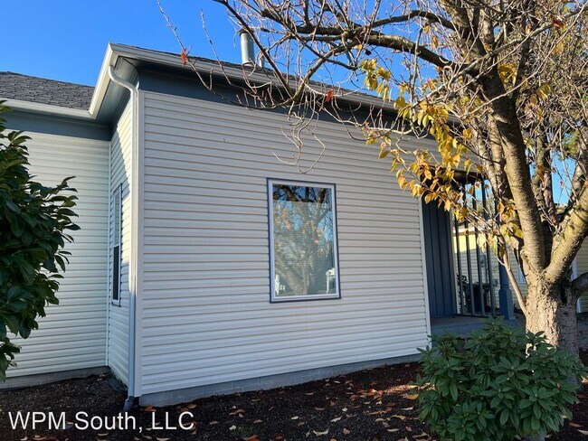 Building Photo - 3 br, 1 bath House - 727 4th Ave N