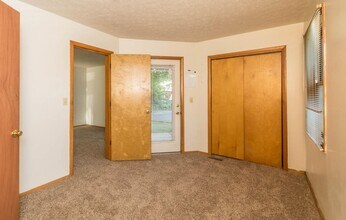 Building Photo - 521 E Smith Ave