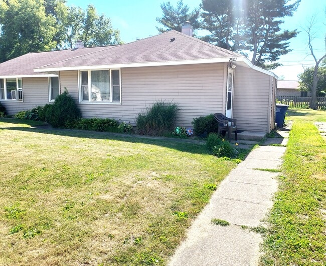 Building Photo - 2907 Silverbrook Ave