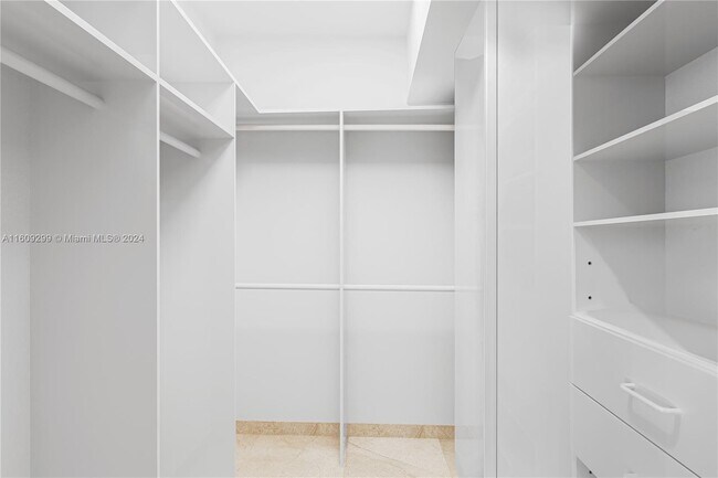 Foto del edificio - 300 South Pointe Dr