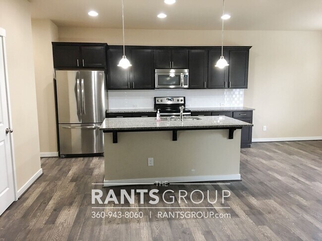 Building Photo - Spacious and bright 4 bd/ 2.5 bath home in The Preserve available mid-April!