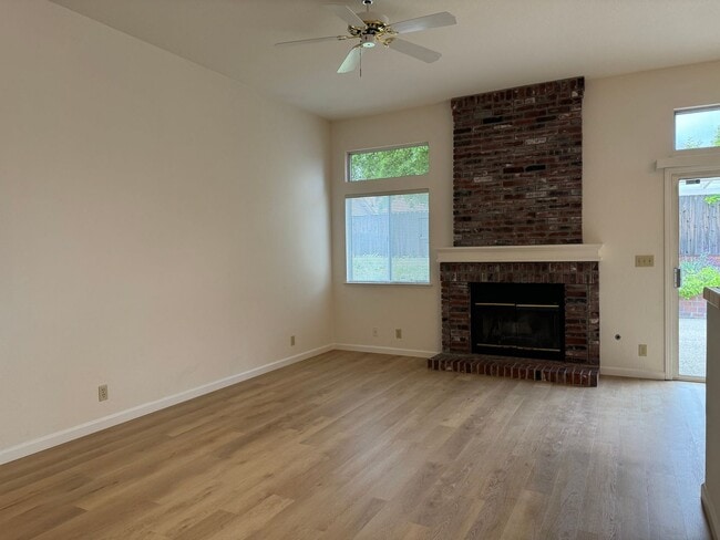 Building Photo - Charming Roseville home with LVP flooring!