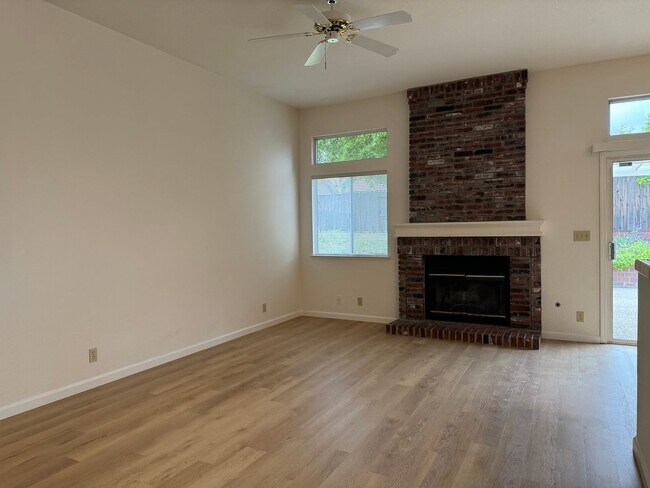 Building Photo - Charming Roseville home with new LVP floor...