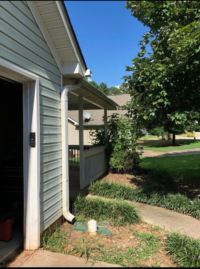 Building Photo - 843 Sweetwater Way