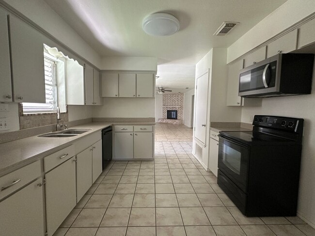 Building Photo - Ready for move in