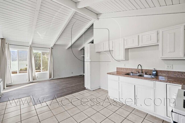 Foto del edificio - Charming Upstairs 2 Bed/1 Bath Unit With Front Lake View!
