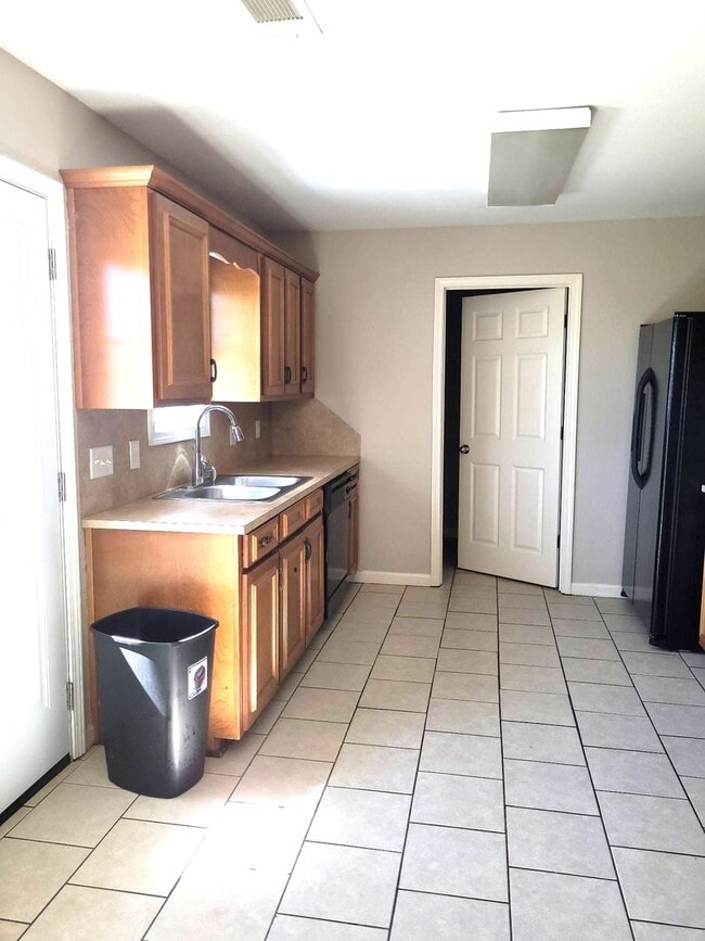 Building Photo - 3 bedroom/ 2 Bath.... Move In Ready!!!!
