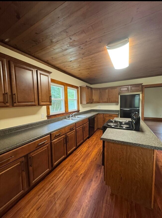 Foto del edificio - 2210 Happy Hollow Rd