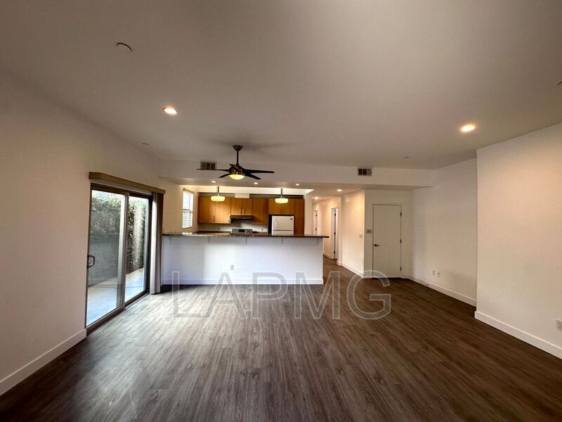 Foto principal - 6428 Woodley Ave