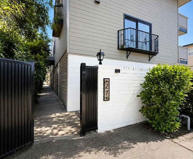 Foto del edificio - Spacious 2BR Condo with Central A/C, Bonus Room & Huge Storage – Walk to Burlingame Avenue