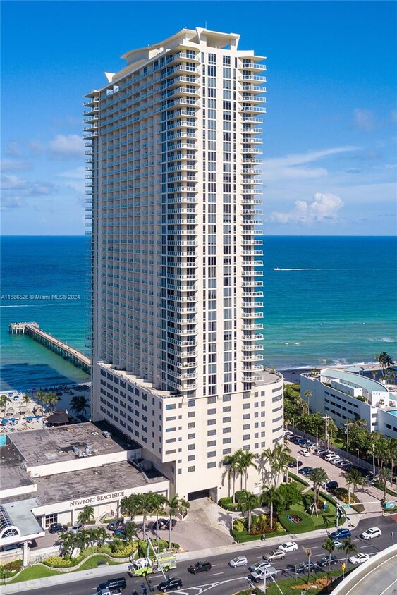 Foto principal - 16699 Collins Ave