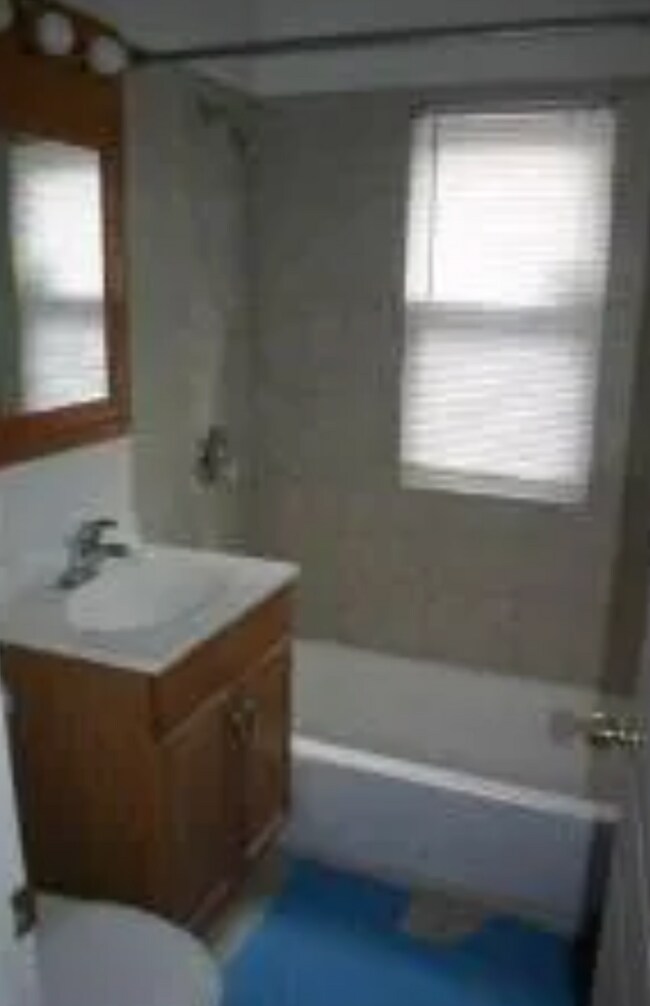 Foto del edificio - Spacious 4BR/1BA Chicago Brick Home – Fenc...
