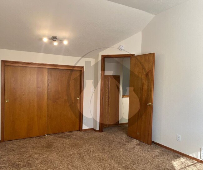 Foto del edificio - 47th Triplex #2025-1768